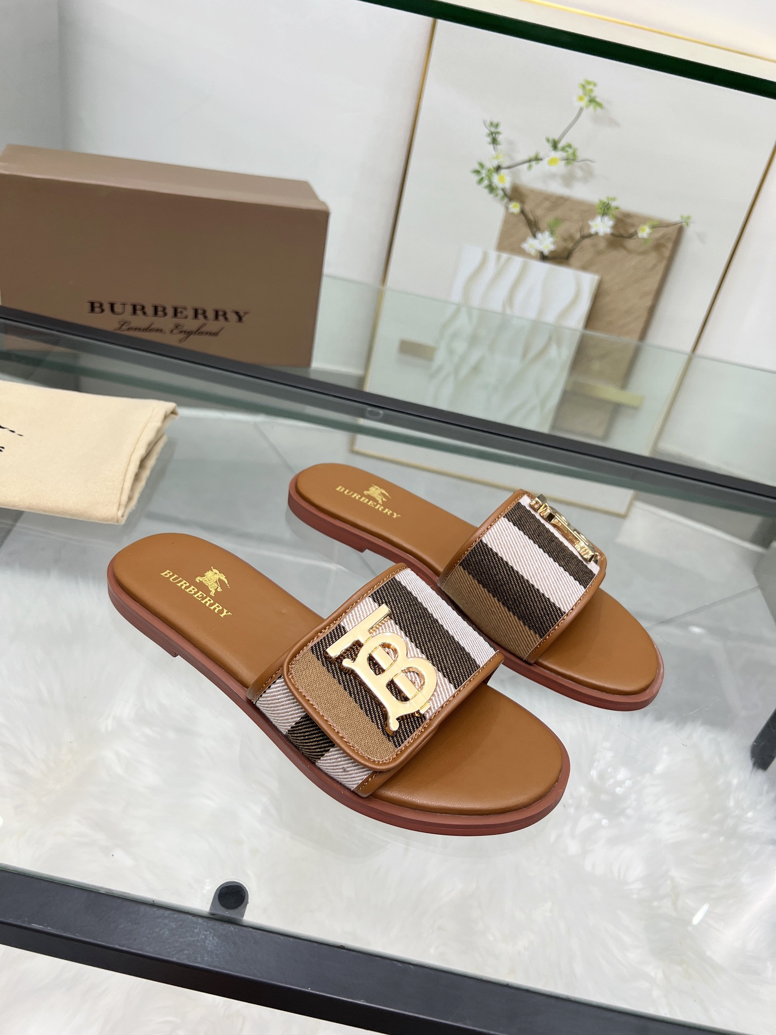 UA Bv*b*rry Slides