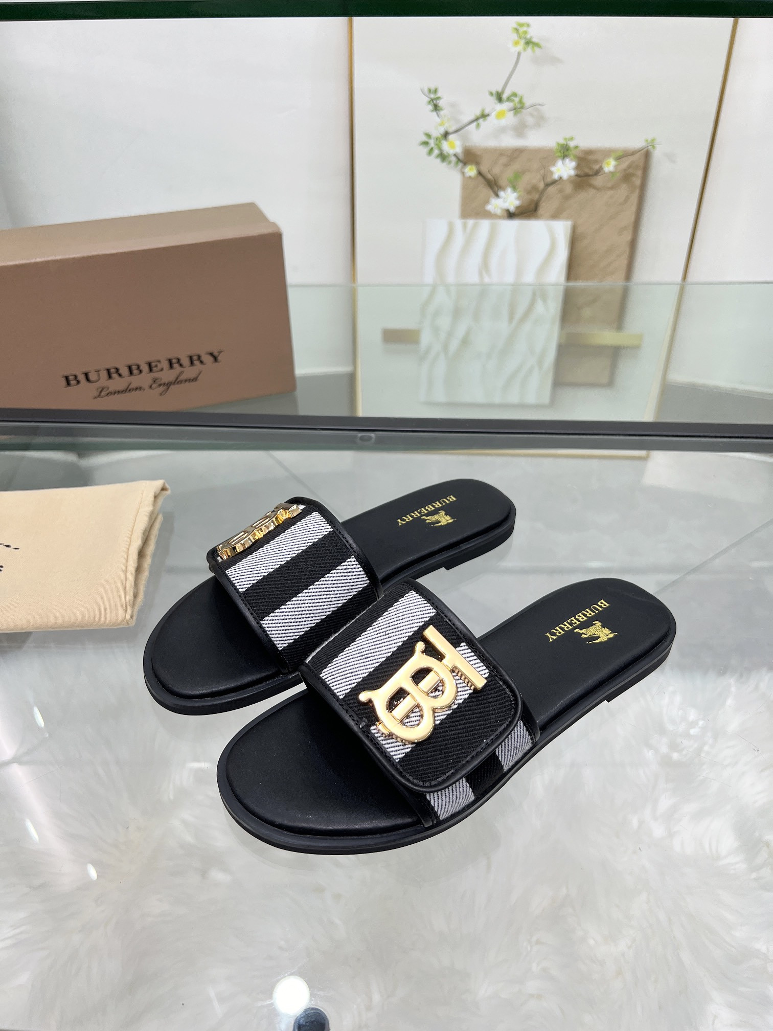 UA Bv*b*rry Slides