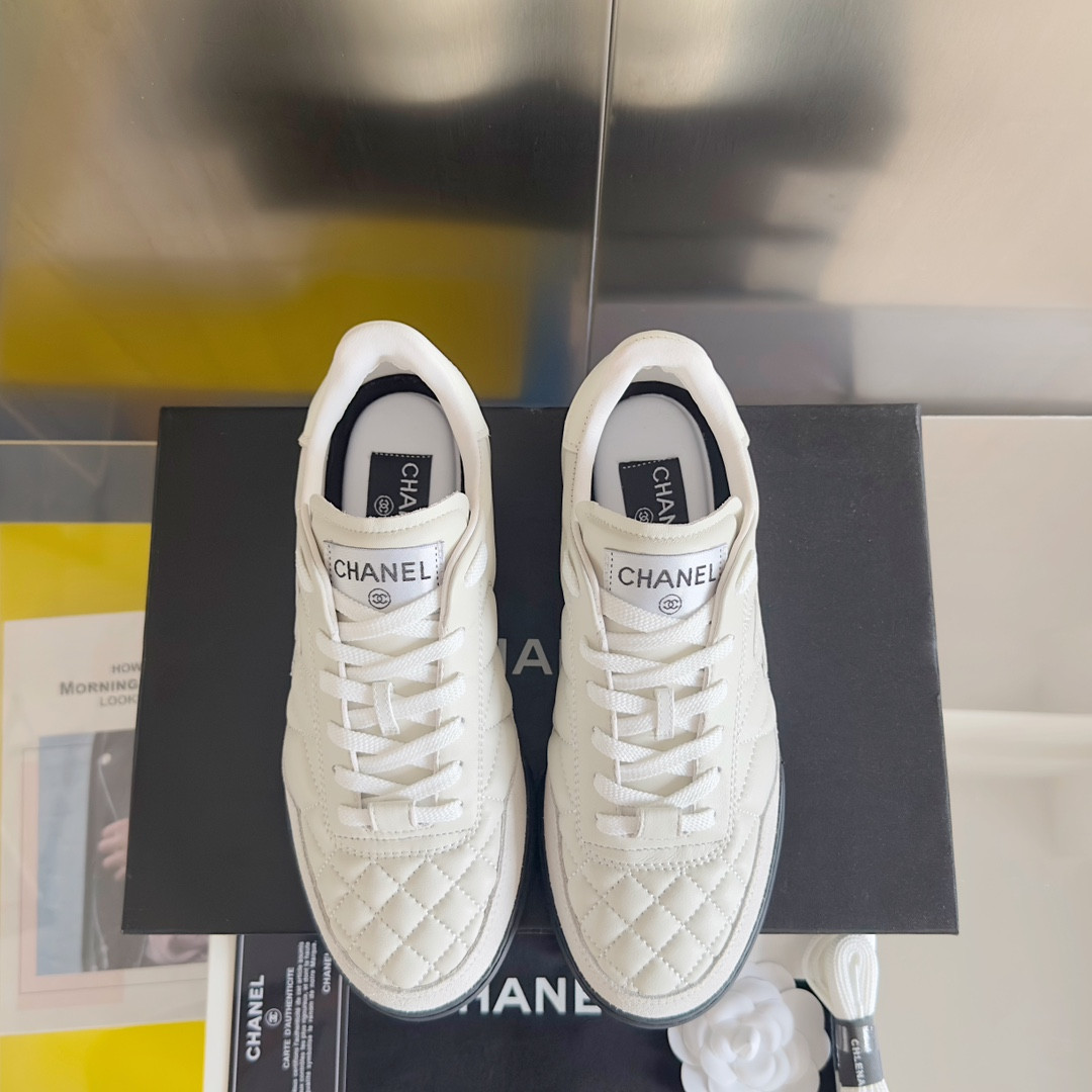 UA Ch**el SNEAKER