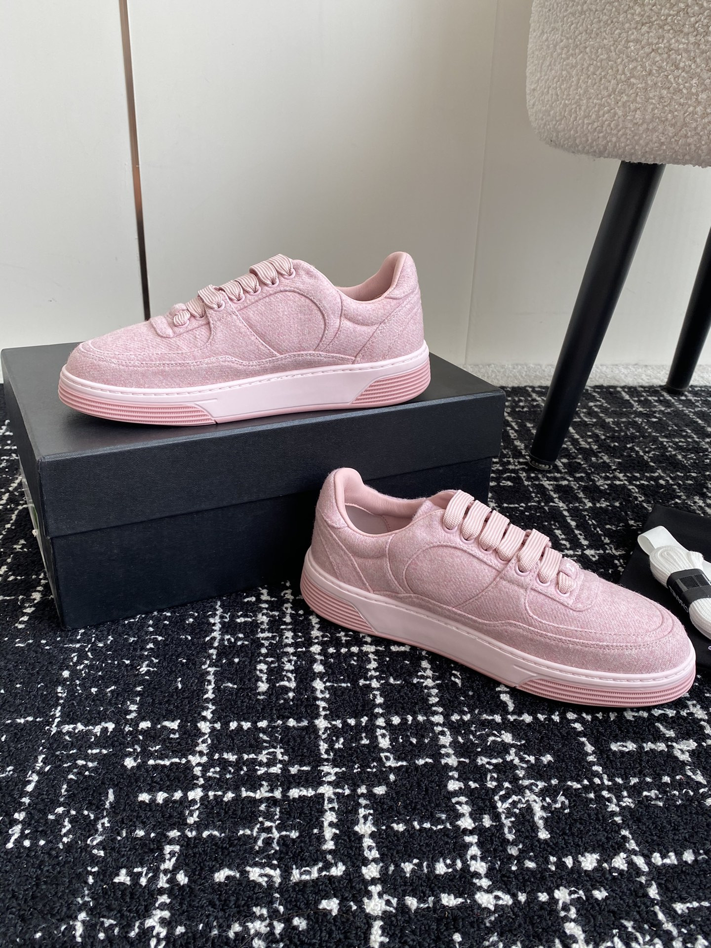 UA Ch**el SNEAKER
