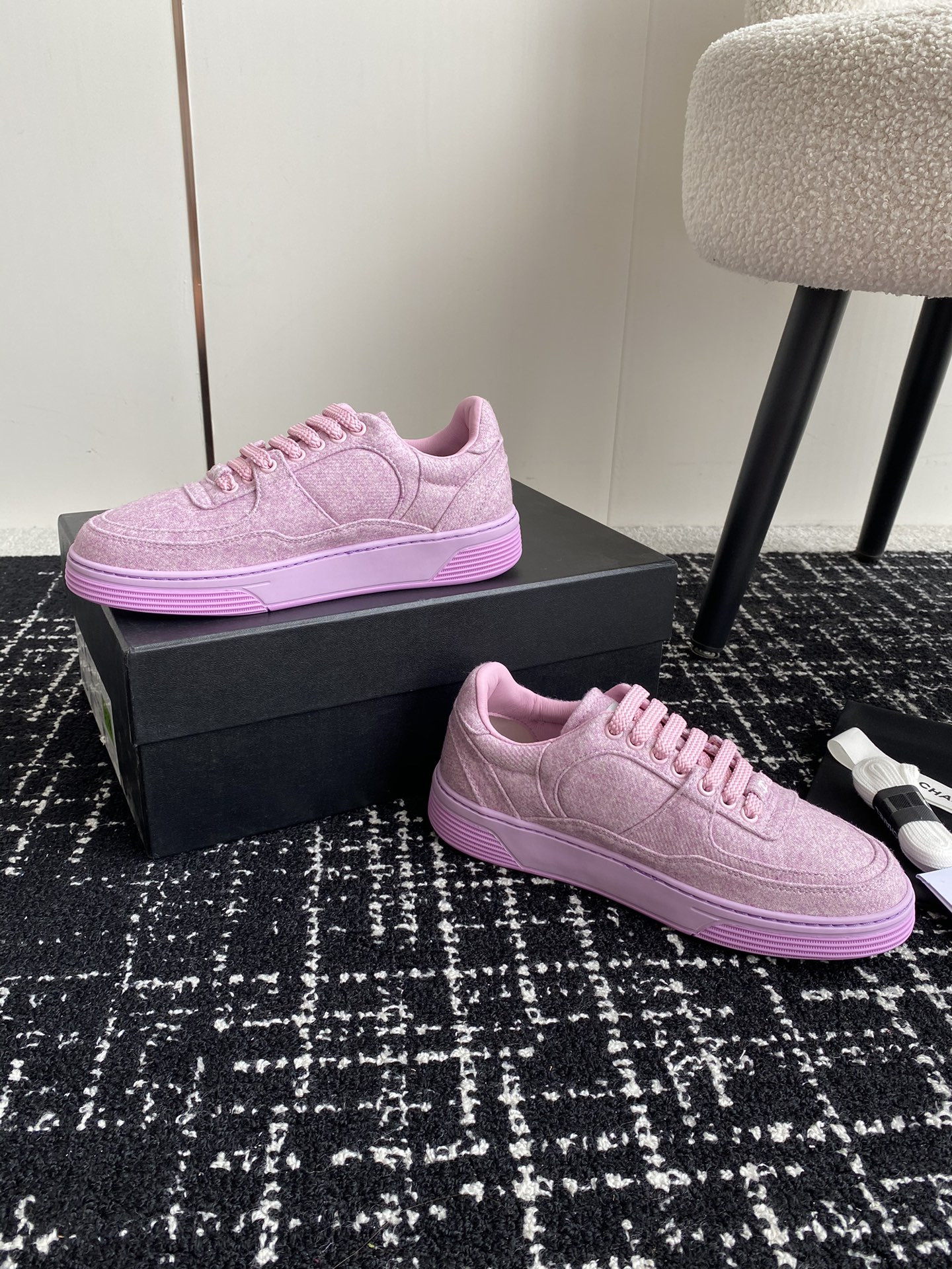 UA Ch**el SNEAKER