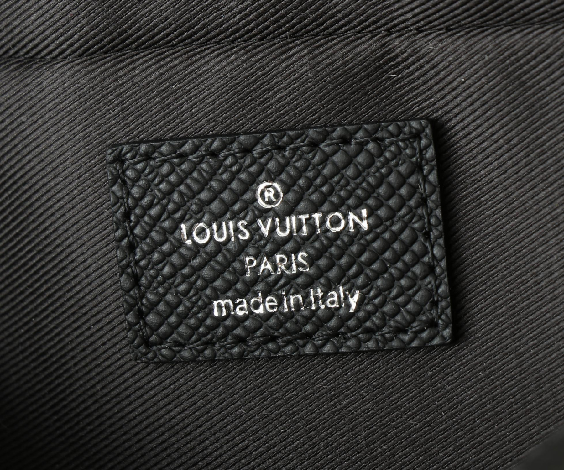 LV District  M11657 22.5x15.5x7.5CM