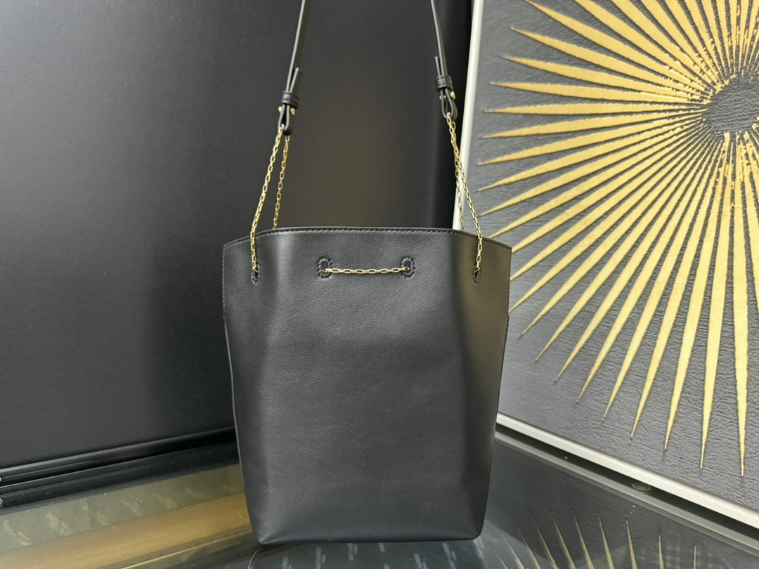 Y51 POCHON in lambskin 20x24x3cm