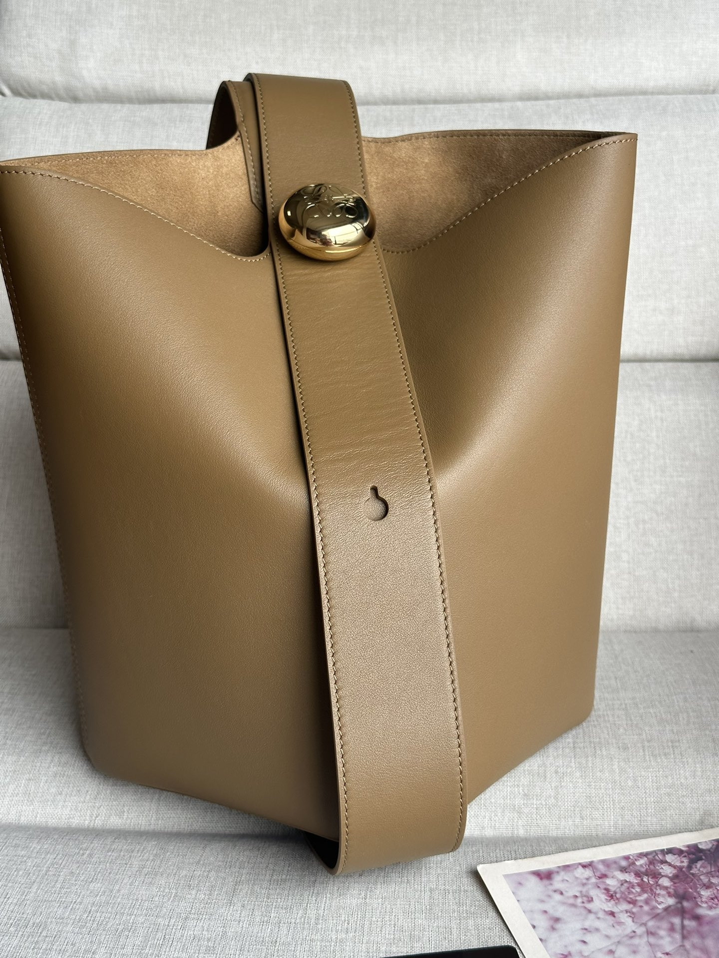 L0ew* Medium Pebble bucket in mellow calfskin 24.5x23.5x28cm
