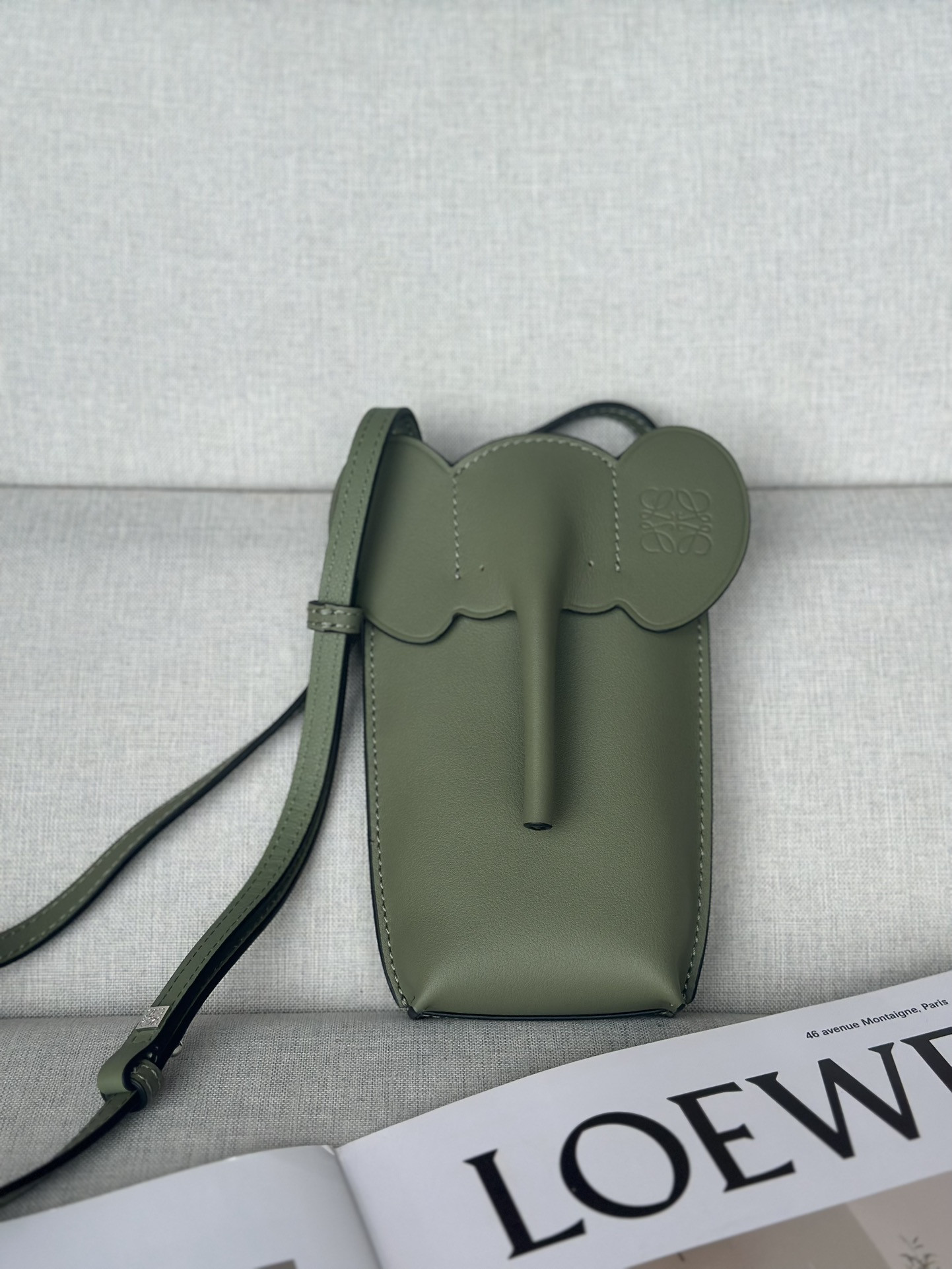 L0ew* Elephant Pocket in classic calfskin 18x8x4cm