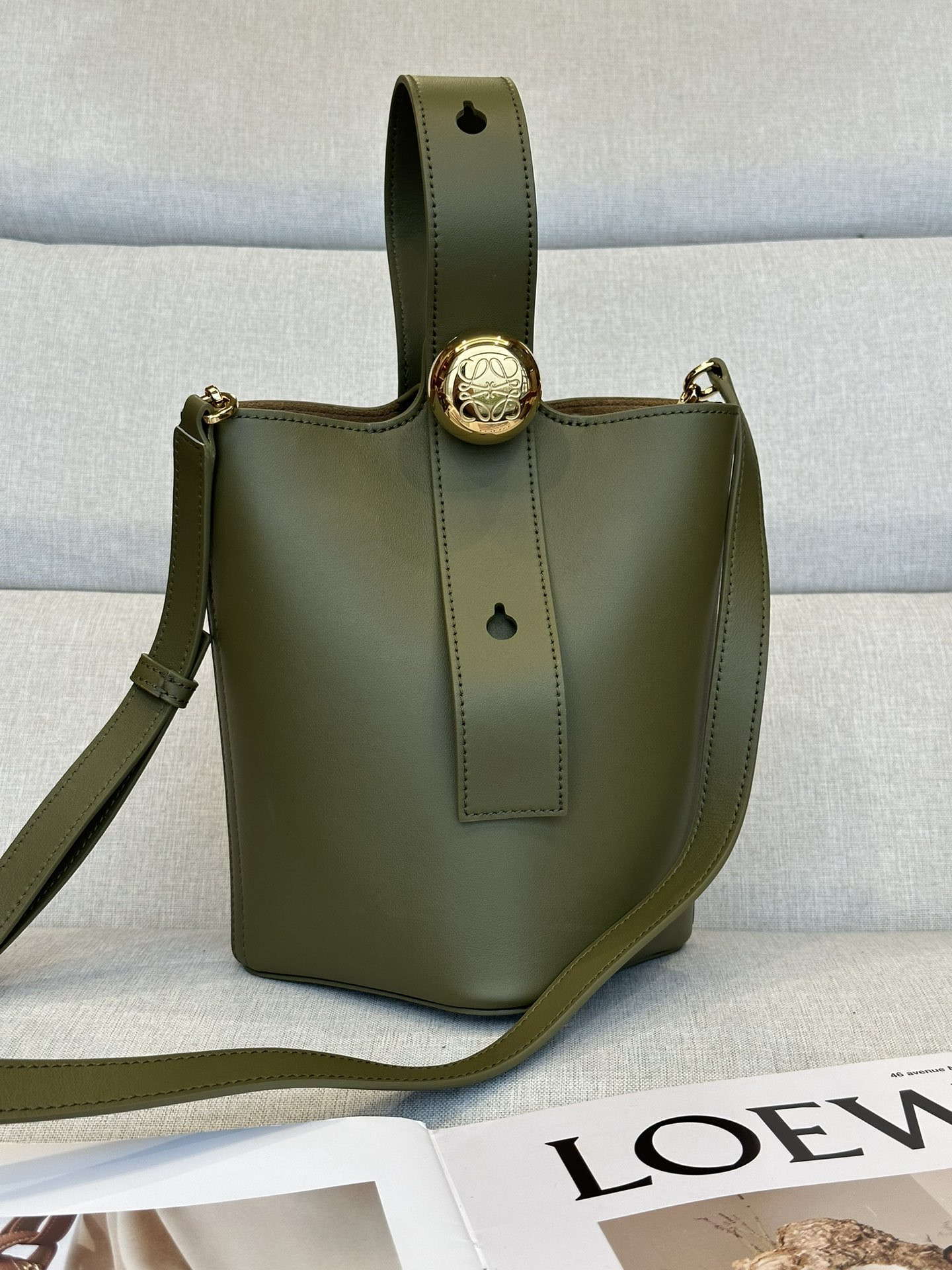 L0ew* Mini Pebble bucket in mellow calfskin 19.5x16x16cm