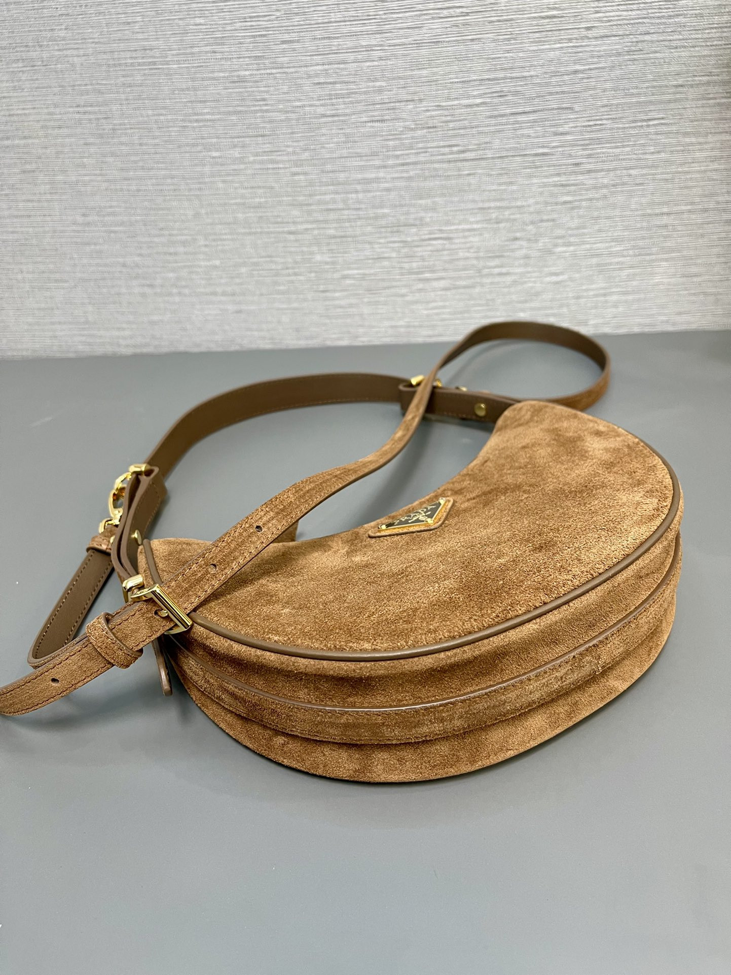 Pra*a Arqué suede shoulder bag 22.5x18.5x6.5cm