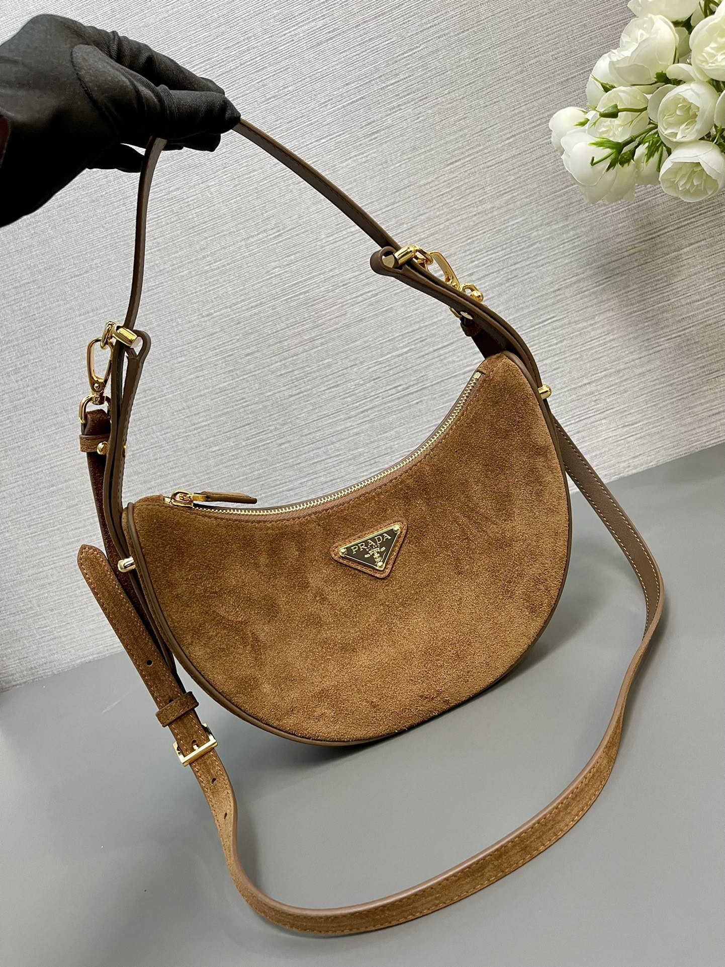 Pra*a Arqué suede shoulder bag 22.5x18.5x6.5cm