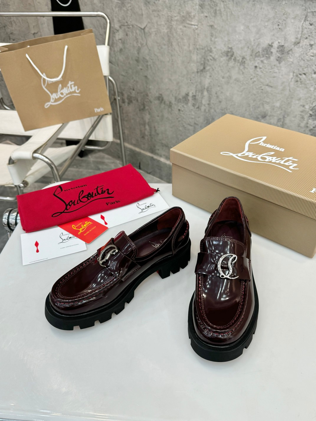 UA Chr1st1an Louboutin(CL) logo design,the latest runway version of the red-soled shoes