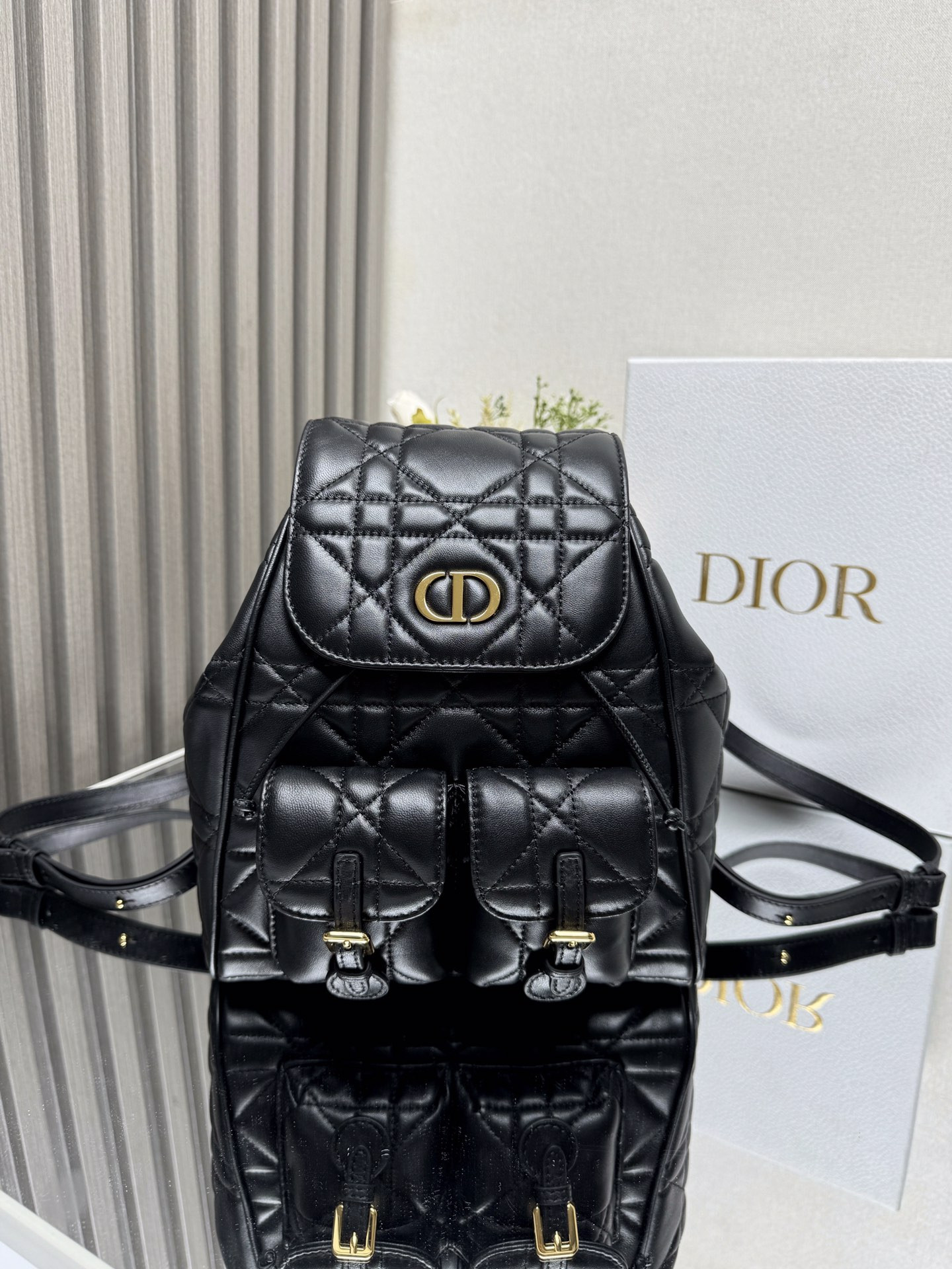 D10r Caro Backpack Medium 23 x 26.7 x 12.5 cm