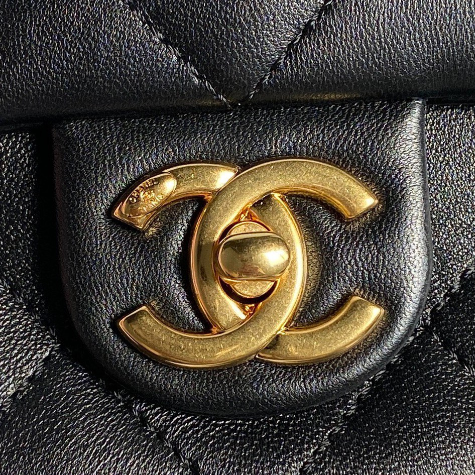 Ch**el FALL-WINTER 2024-25 SMALL FLAP BAG 13x21x7cm