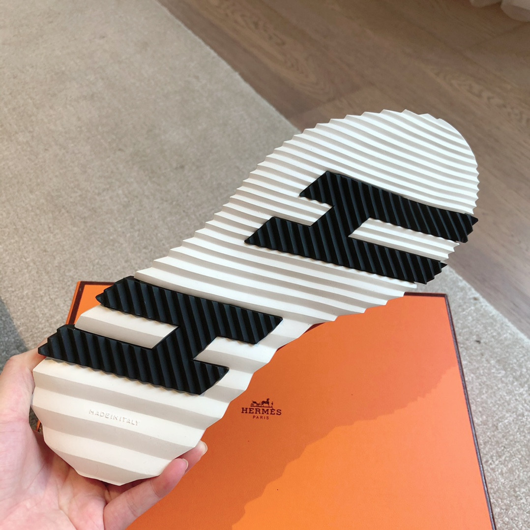 UA H**me5 Bouncing Sneaker