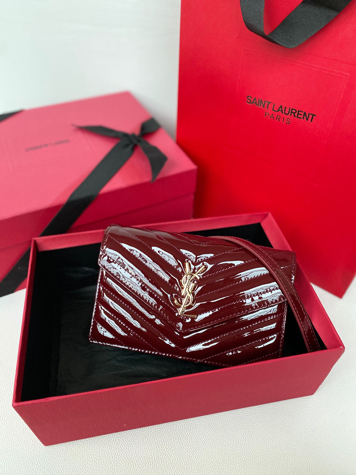Y51 WOC CASSANDRE envelope chain wallet in patent leather 19x12.5x3.5cm