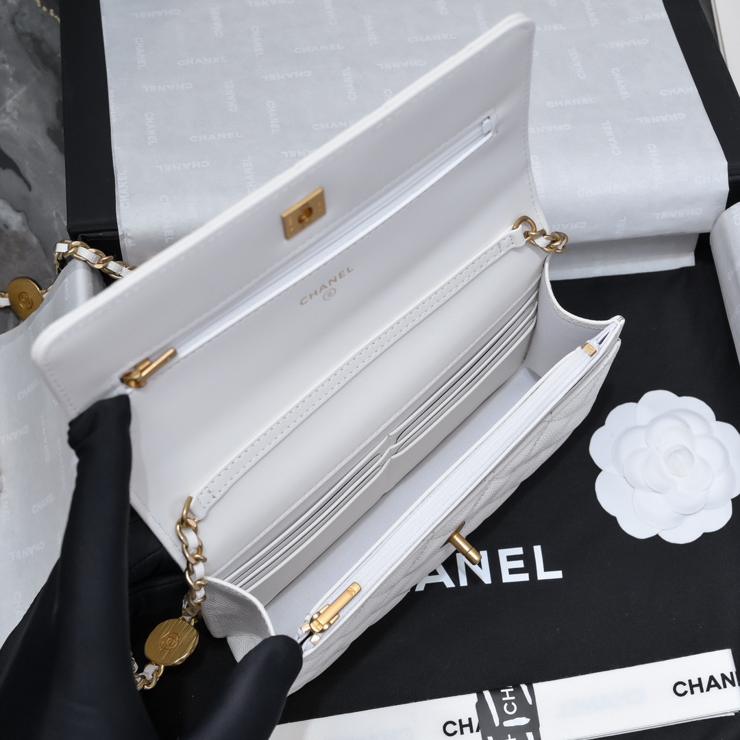 Ch**el WOC CLASSIC WALLET ON CHAIN 19cm