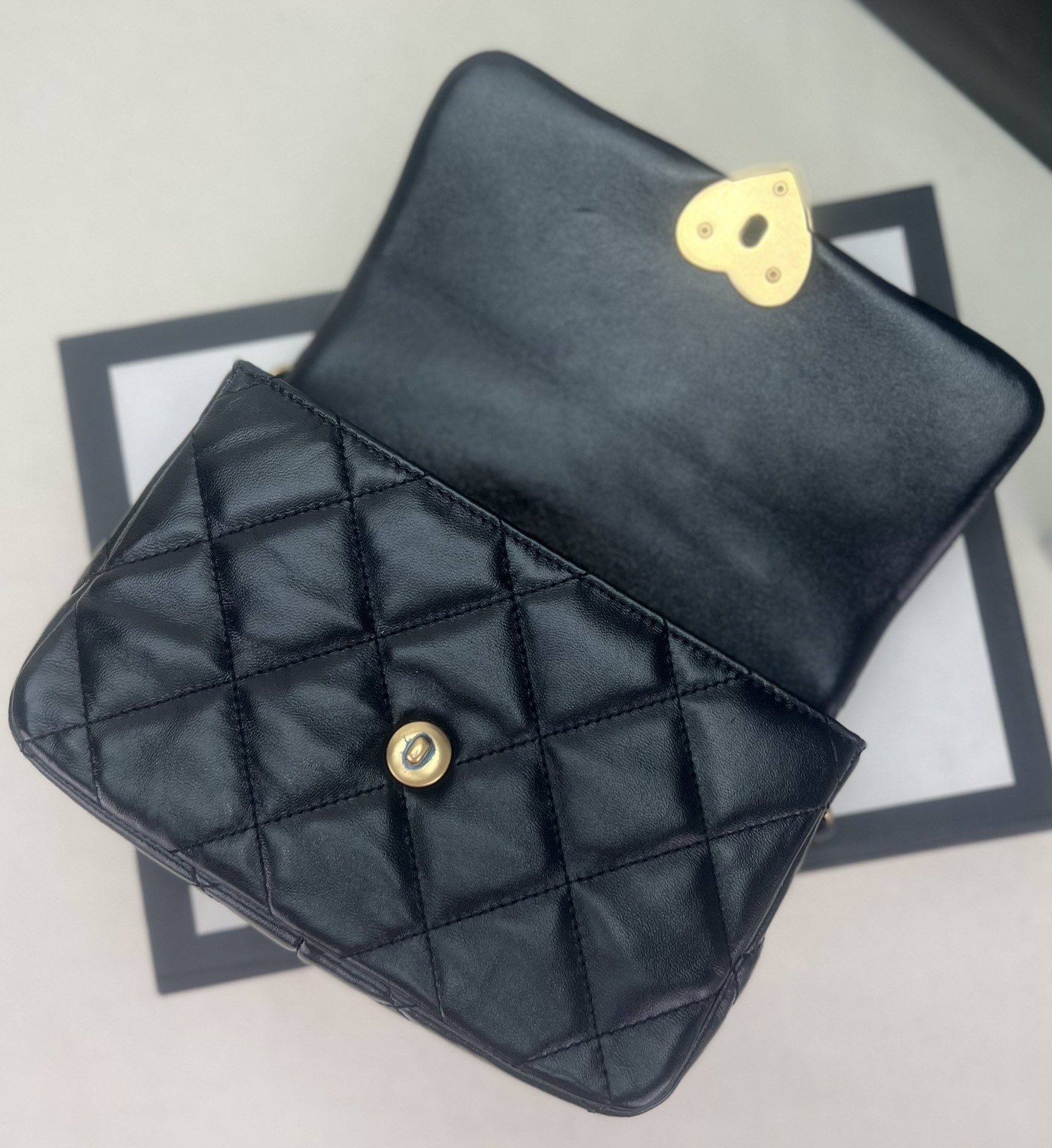 Ch**el FLAP HANDBAG CF 21x14x6cm