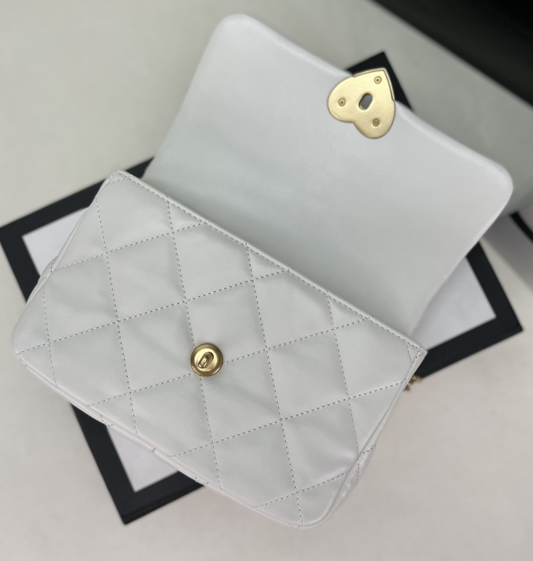 Ch**el FLAP HANDBAG CF 21x14x6cm