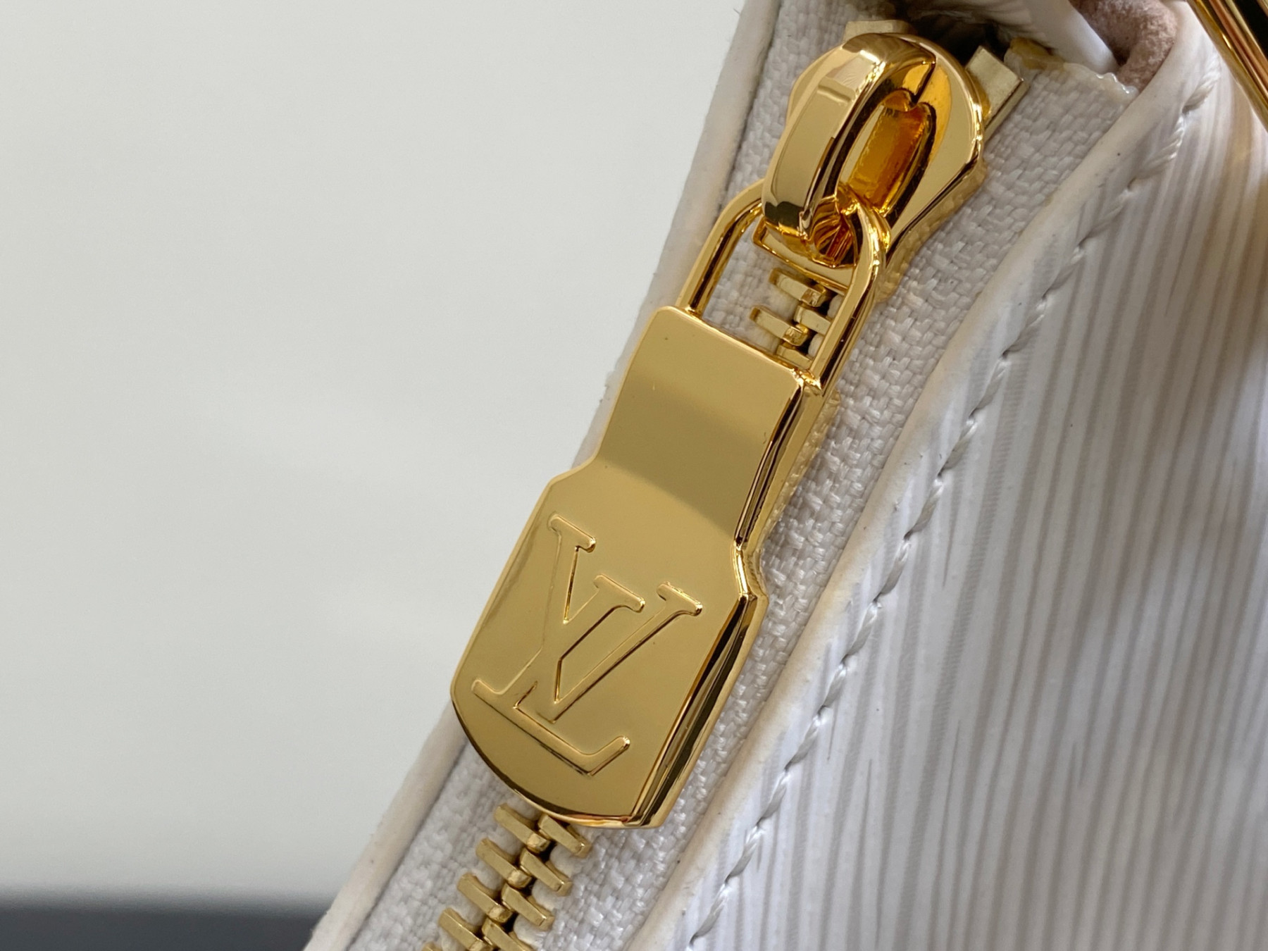 LV  x TM MARELLINI M13100 19 x 13.5 x 6.5CM