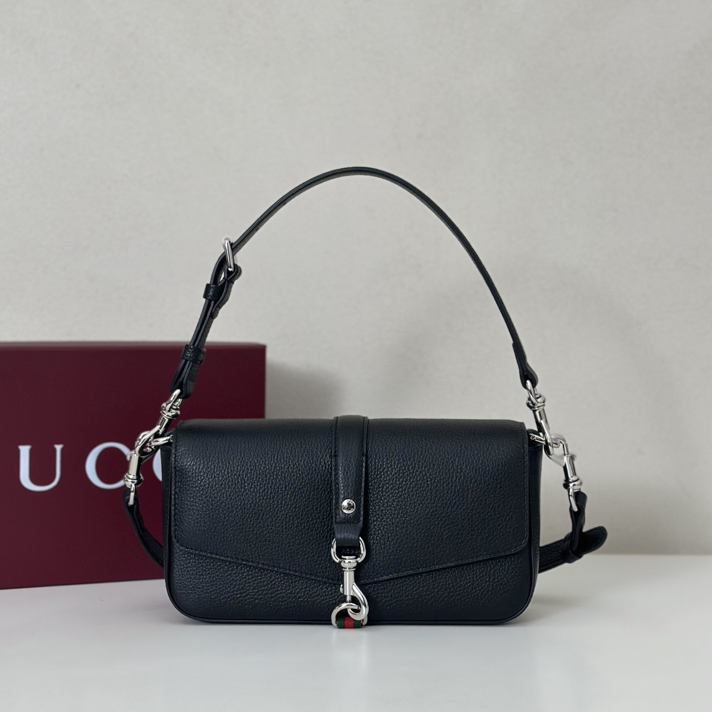 Gvc*1 Small crossbody bag with hook closure 23.5 x 12.5 x 6.5 cm