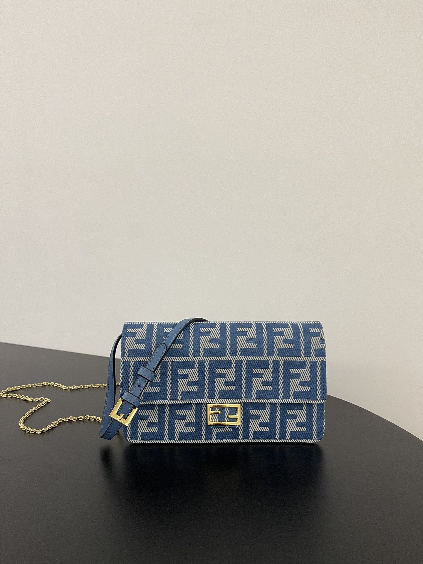 f**di baguette blue De*1m effect ff jacquard bag 15x6x27 cm