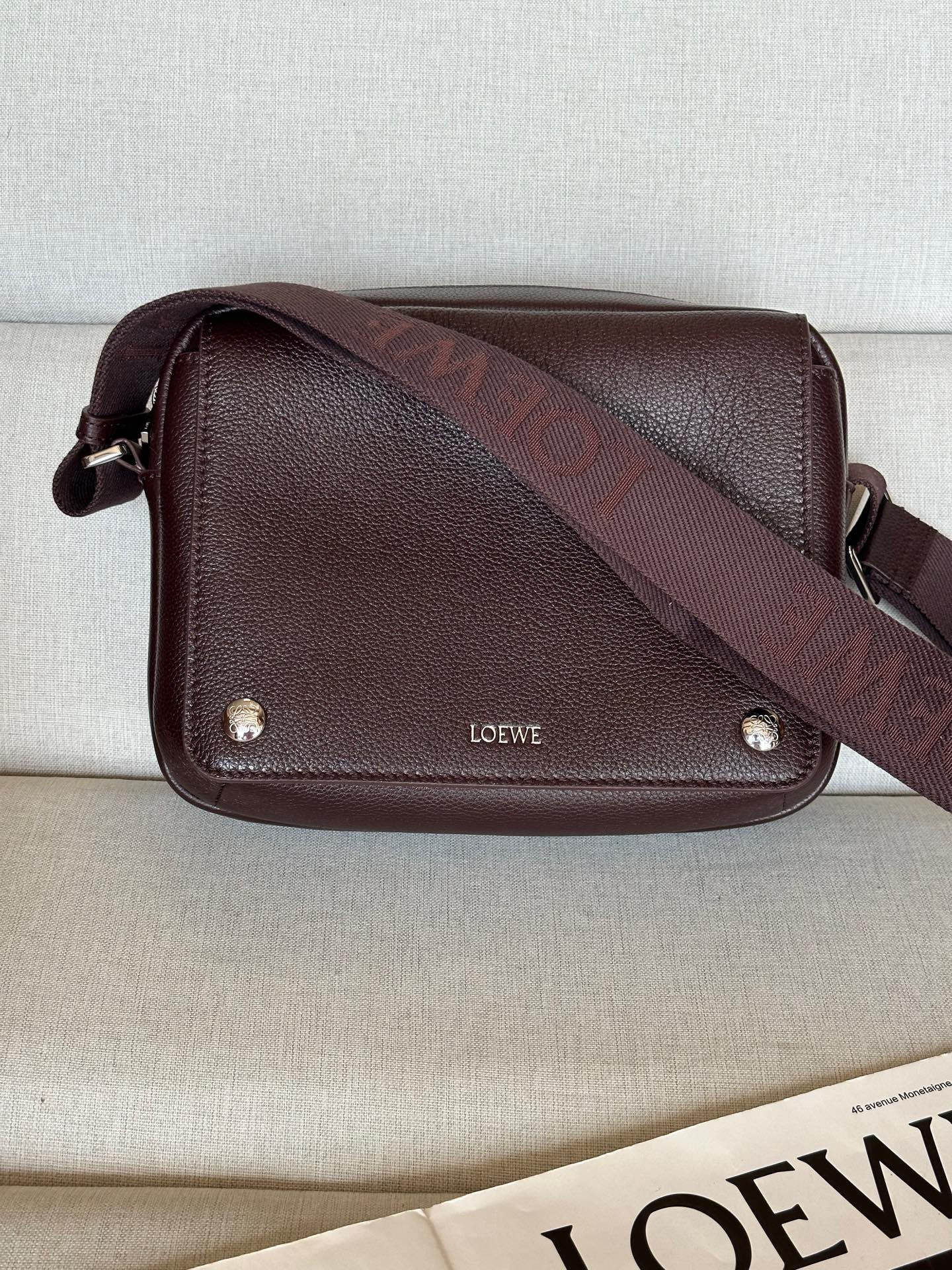 L0ew* Medium Pebble messenger bag in S*pple grained calfskin 18x23x9cm