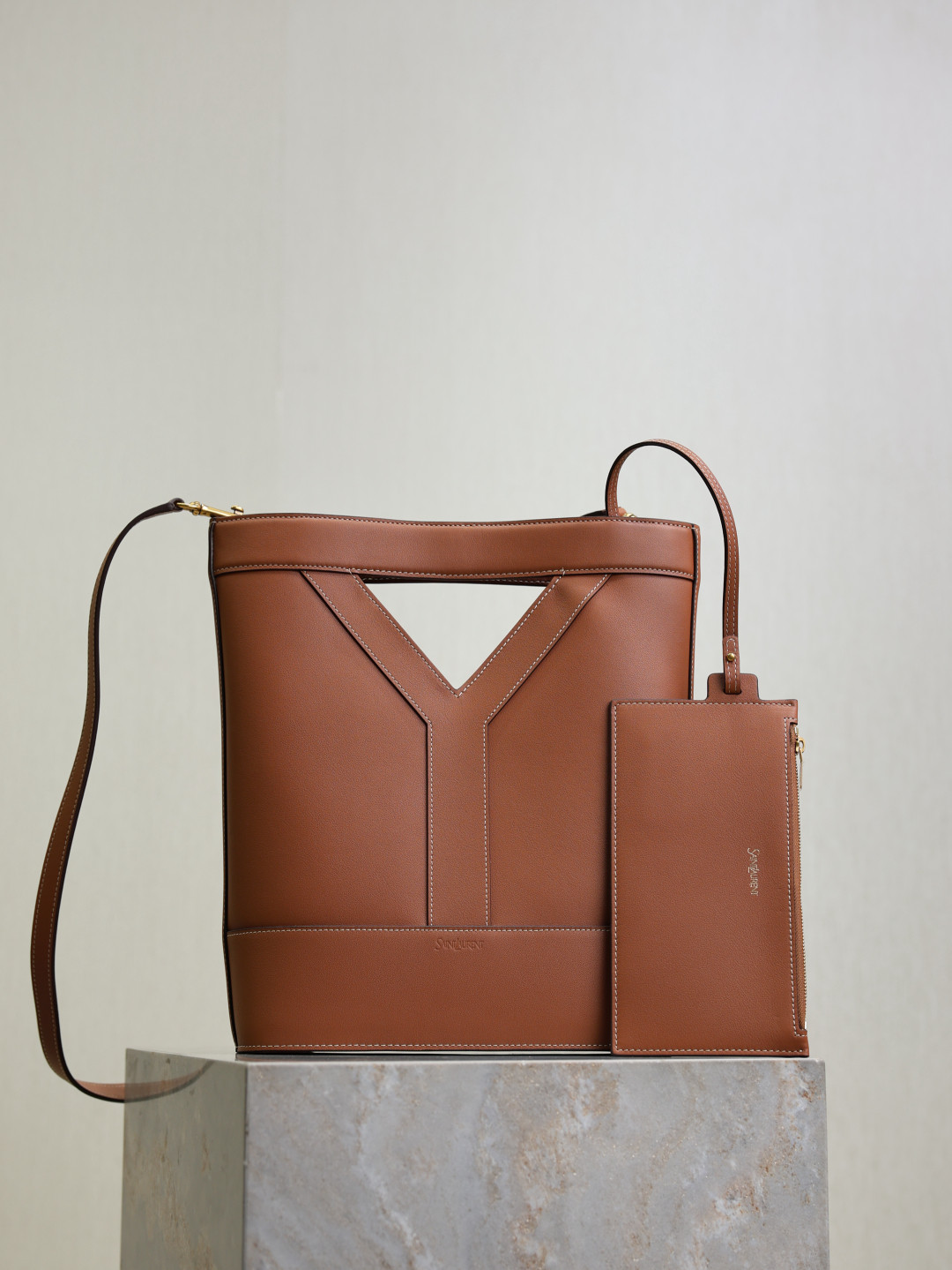 Y51 Y small bucket in leather 23x29.5x3-8.5cm