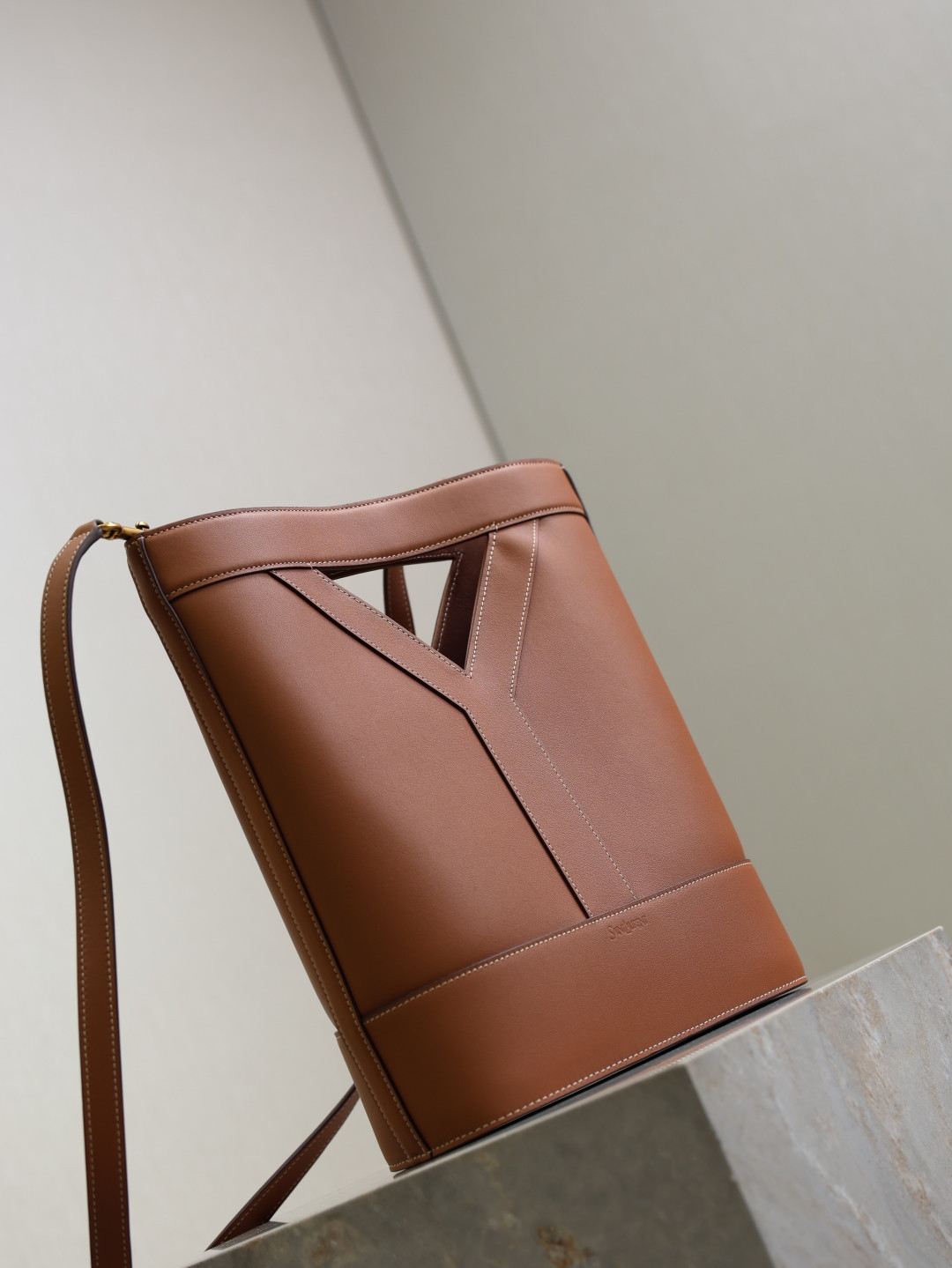 Y51 Y small bucket in leather 23x29.5x3-8.5cm