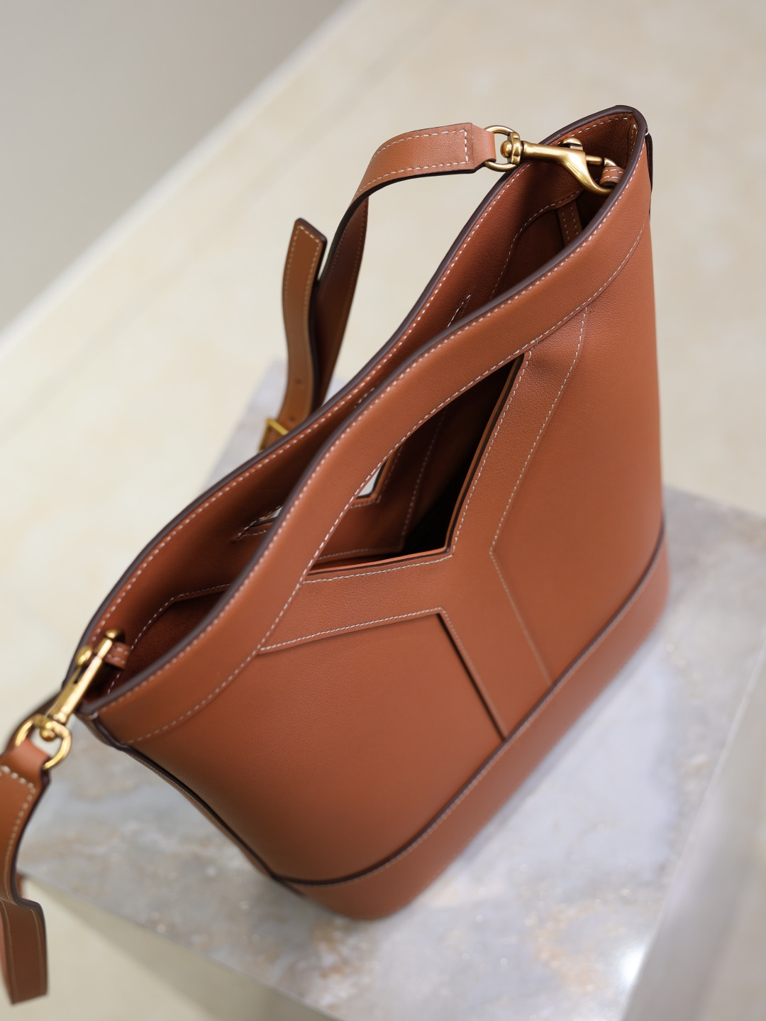 Y51 Y small bucket in leather 23x29.5x3-8.5cm