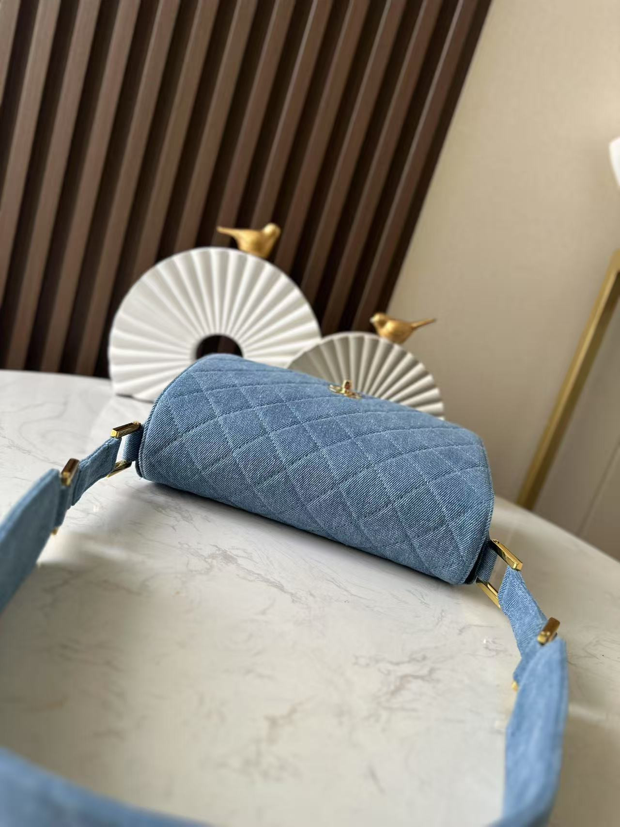 ch**el vintage De*1m shoulder bag 25.5x20x7cm
