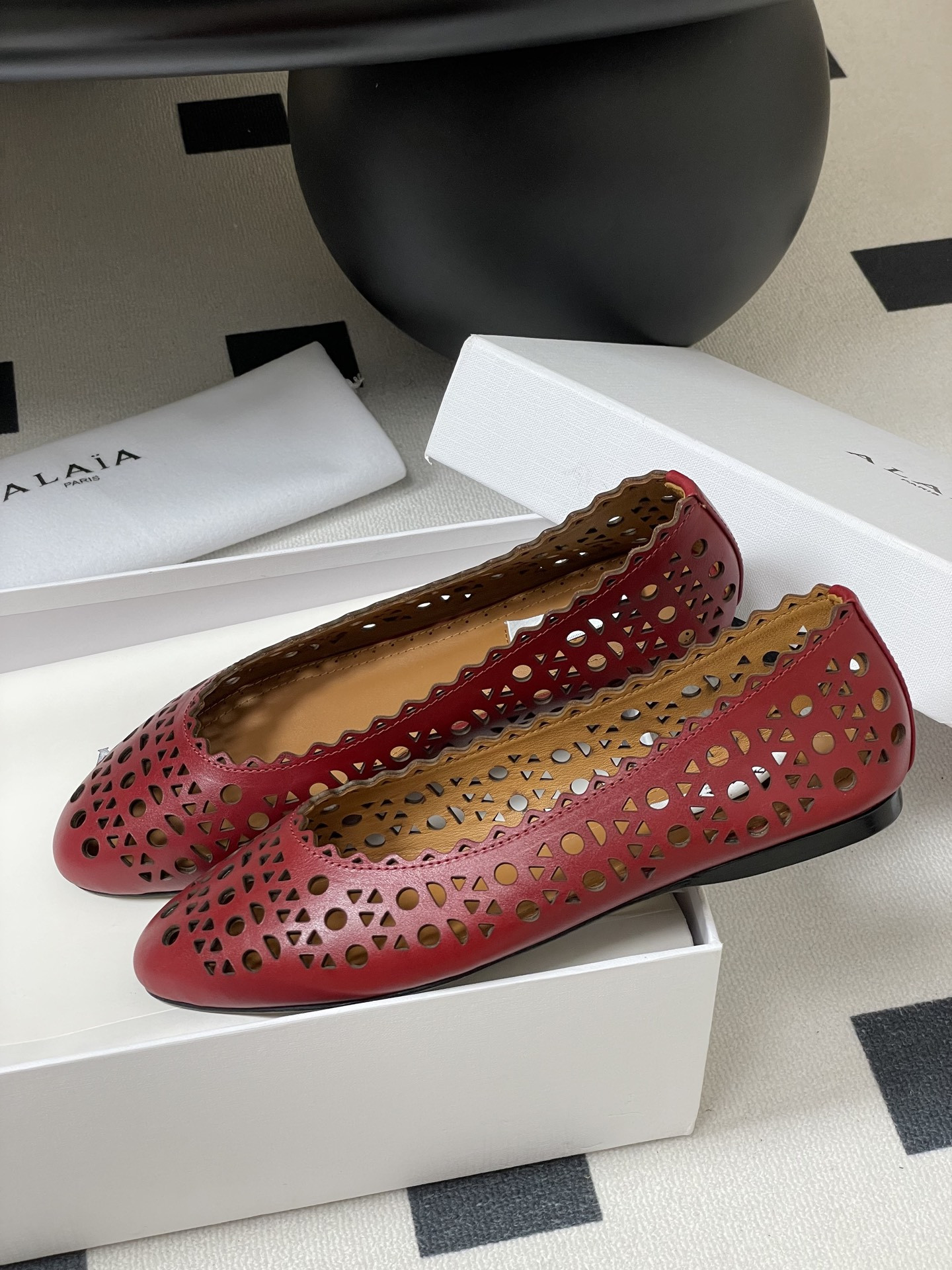 ua alaïa laser-cut leather ballet flats(cusT0mized size 7-10 days production time)