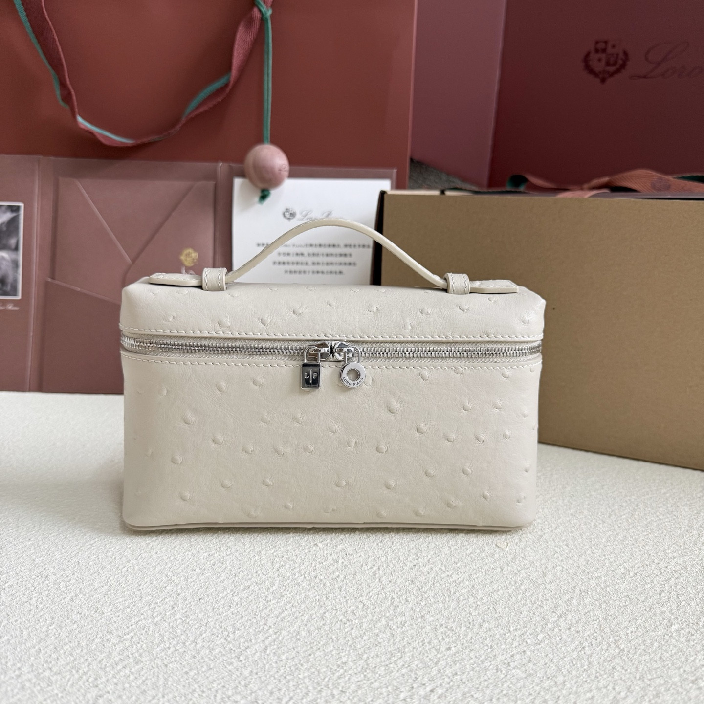 L0r0 P1ana Extra Pocket L19 Ostrich-grained Leather 11 x 19 x 6.5 cm