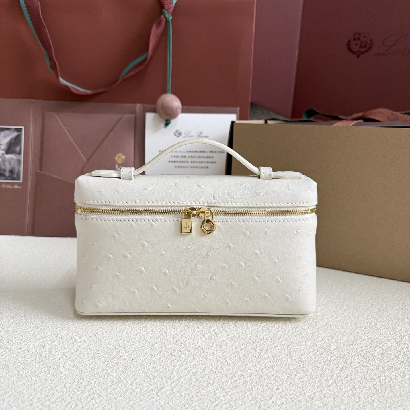 L0r0 P1ana Extra Pocket L19 Ostrich-grained Leather 11 x 19 x 6.5 cm