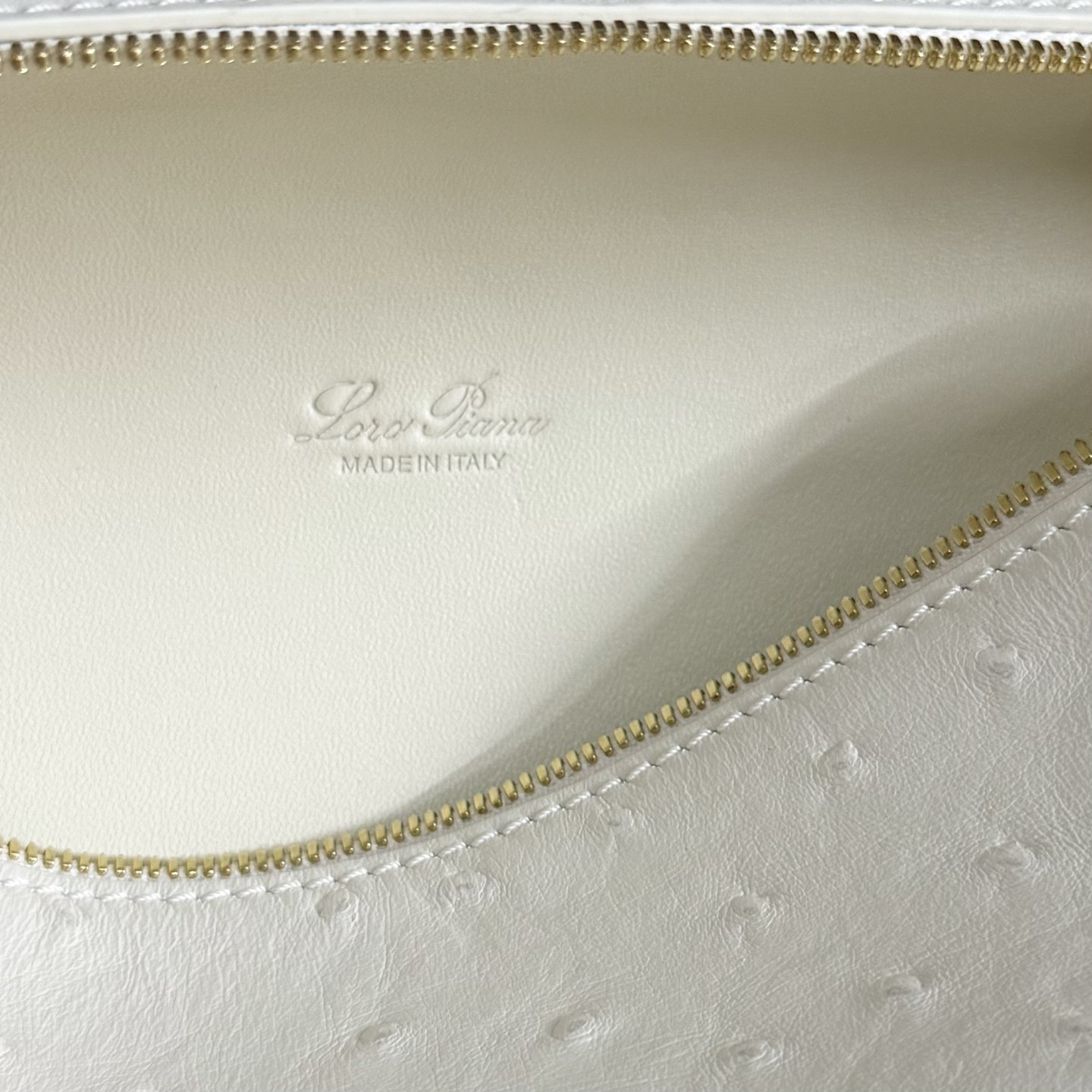 L0r0 P1ana Extra Pocket L19 Ostrich-grained Leather 11 x 19 x 6.5 cm