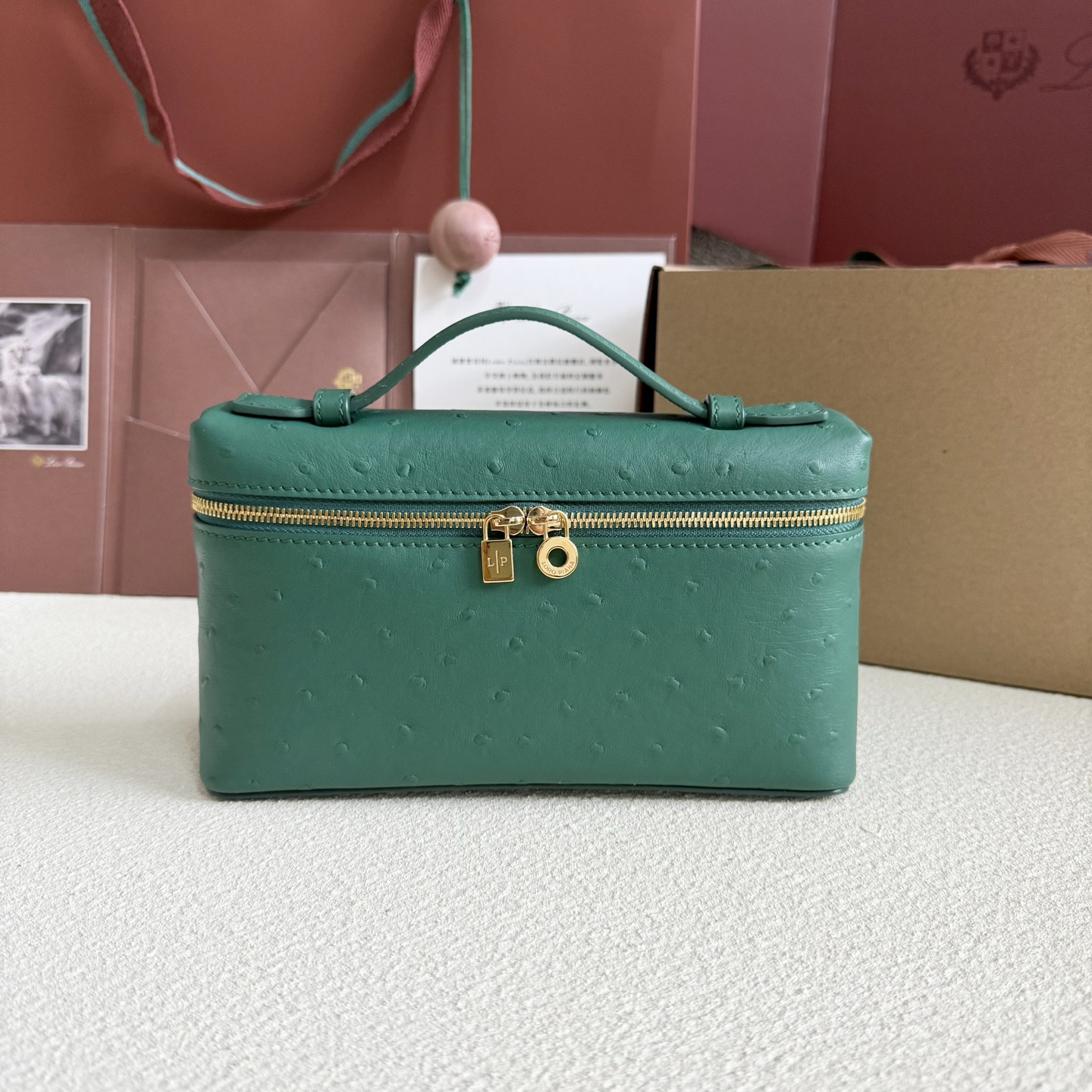 L0r0 P1ana Extra Pocket L19 Ostrich-grained Leather 11 x 19 x 6.5 cm