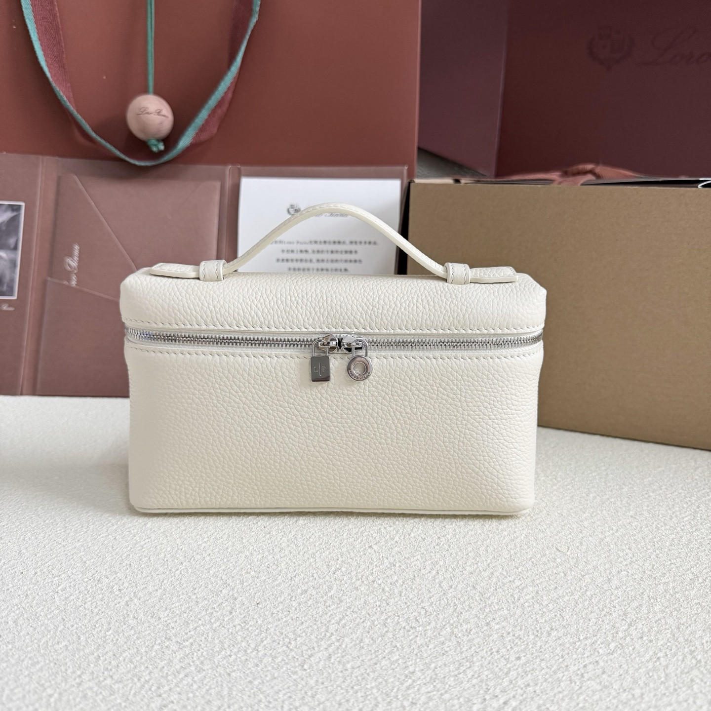 L0r0 P1ana Extra Pocket L19  Grained Calfskin 11 x 19 x 6.5 cm