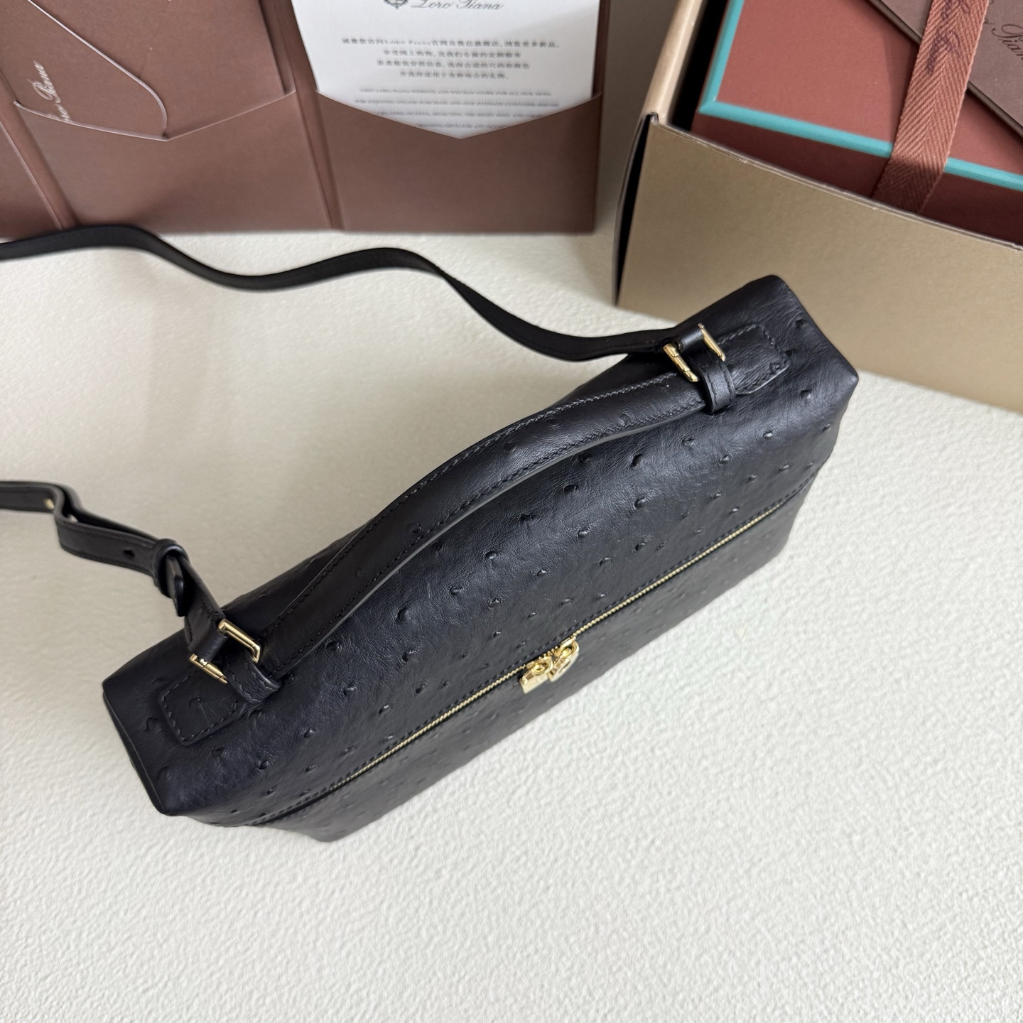L0r0 P1ana Extra Pocket L27 Ostrich-grained Leather 16x27x10cm