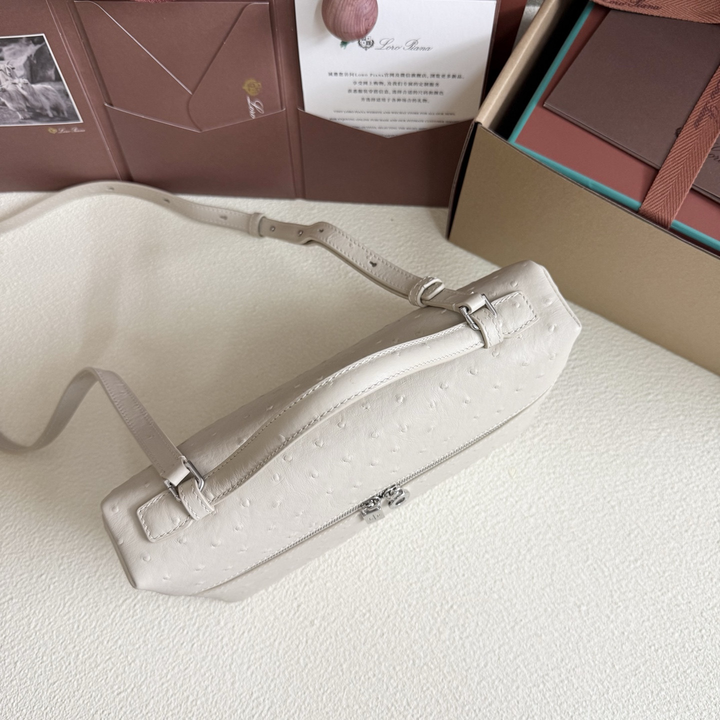 L0r0 P1ana Extra Pocket L27 Ostrich-grained Leather 16x27x10cm