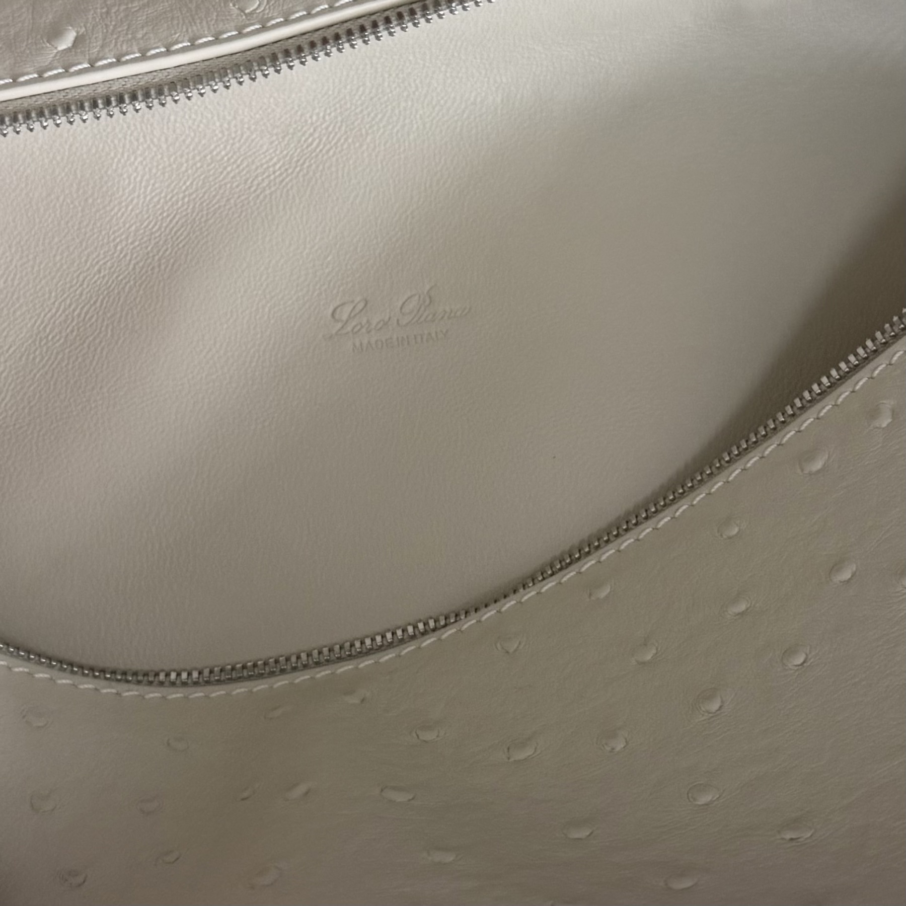 L0r0 P1ana Extra Pocket L27 Ostrich-grained Leather 16x27x10cm