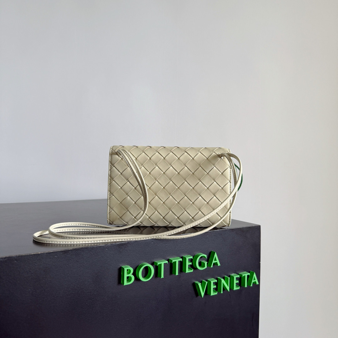 B0tt*ga Ven*ta Andiamo Daisy Pouch 12.6x19x2cm