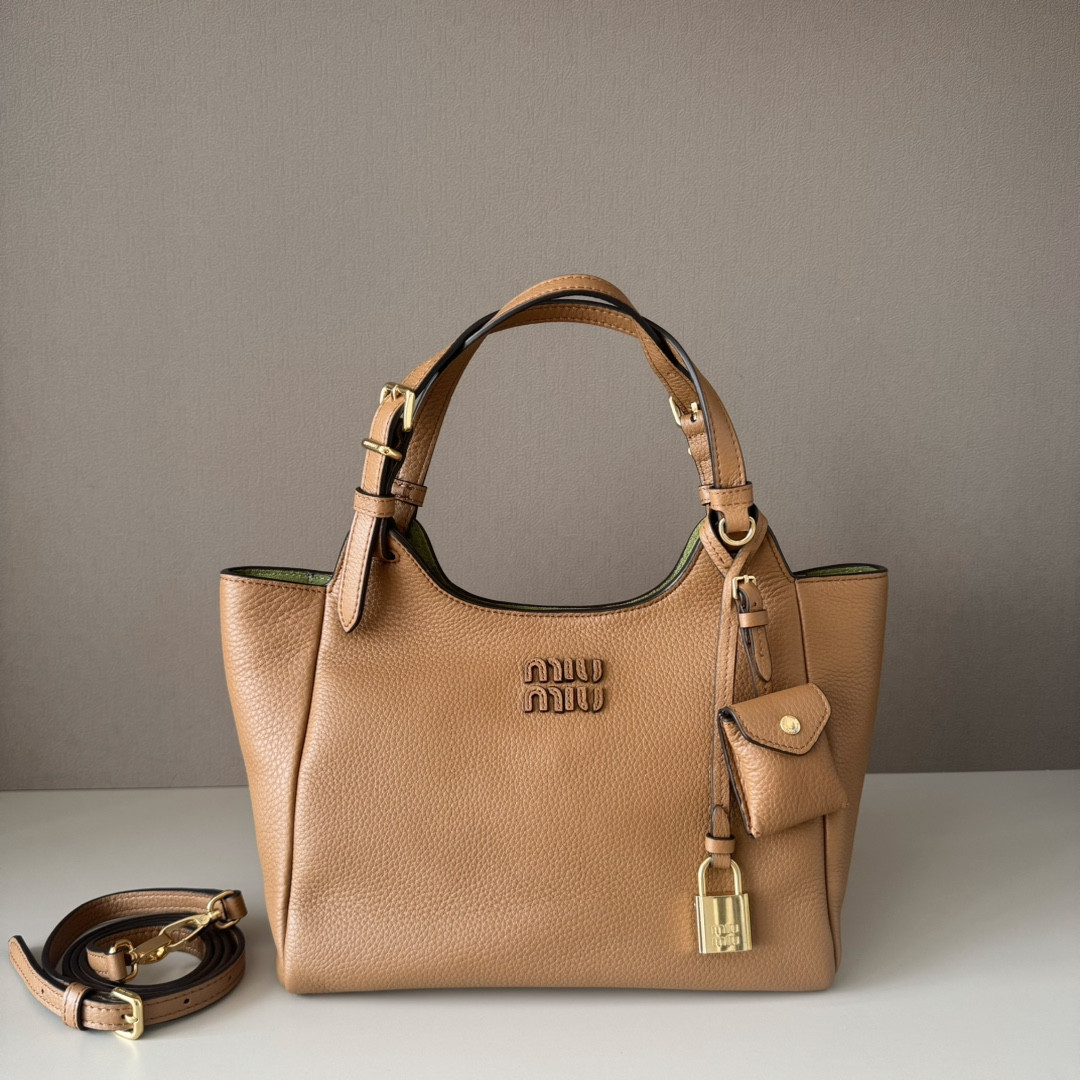 M1v M1v leather handbag 20x25.5x13cm