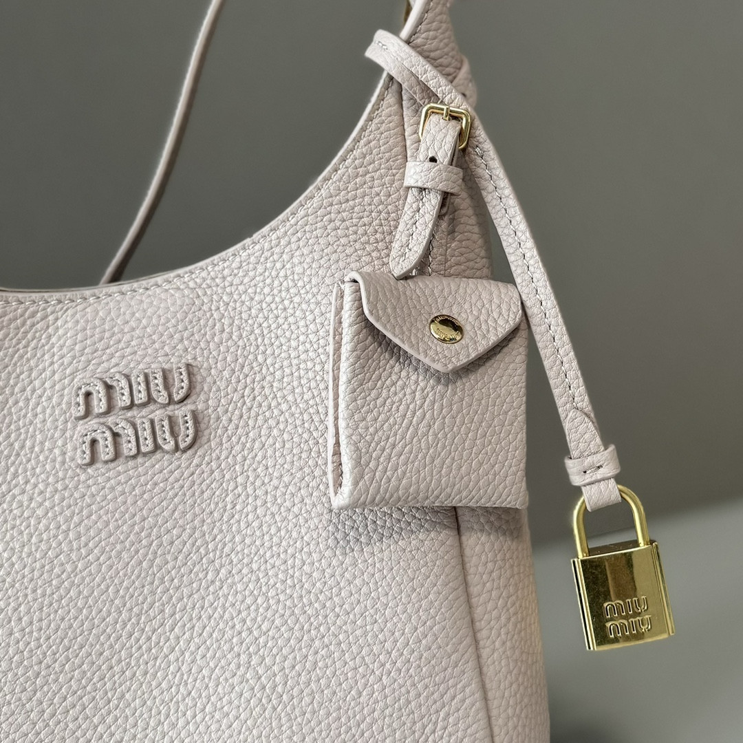 M1v M1v leather bucket bag 18x16x7cm