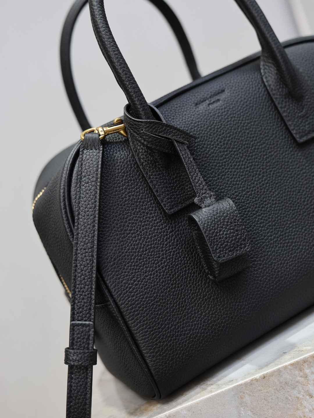 Y51 SAC DE JOUR Small Boston in Grained Leather 27x18x15cm