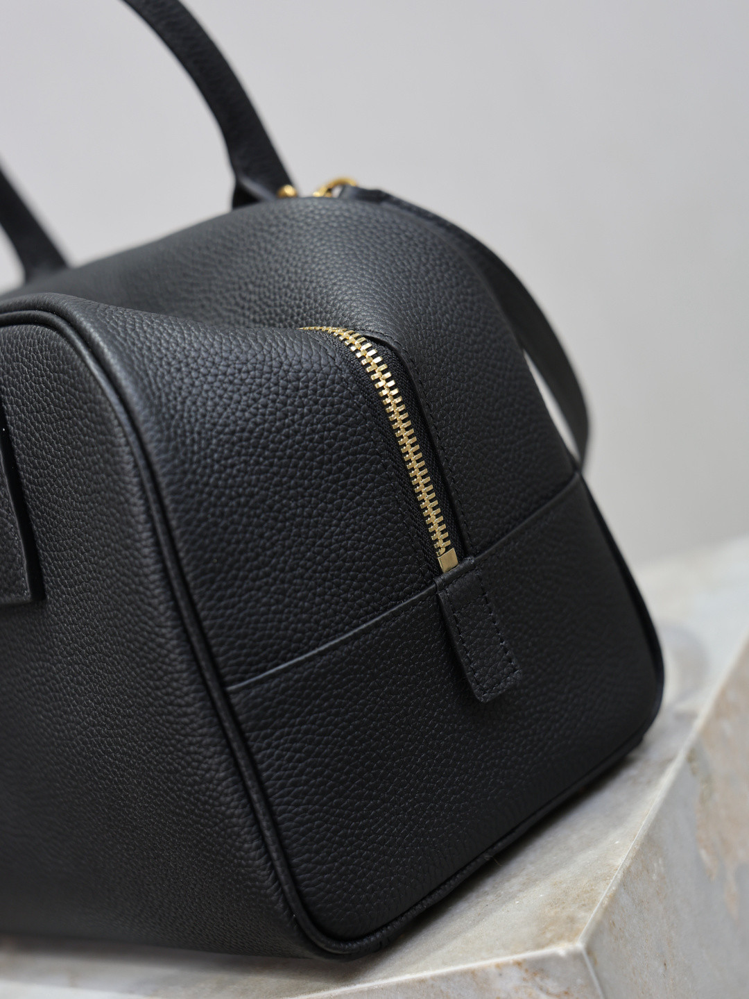 Y51 SAC DE JOUR Small Boston in Grained Leather 27x18x15cm