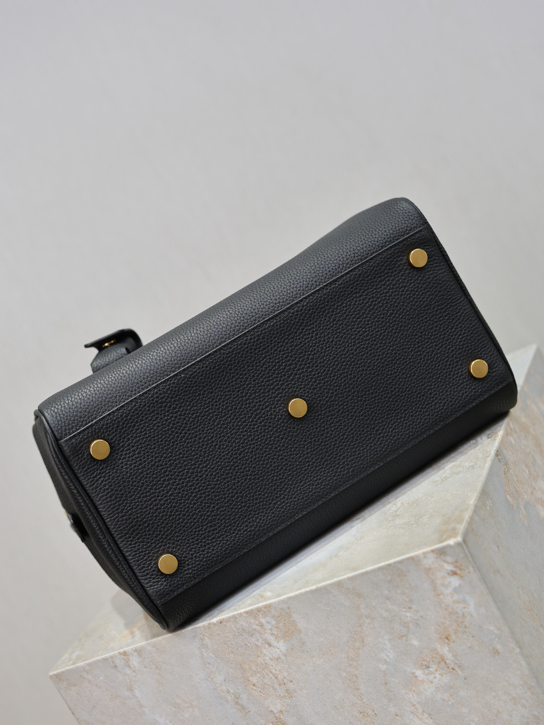 Y51 SAC DE JOUR Small Boston in Grained Leather 27x18x15cm