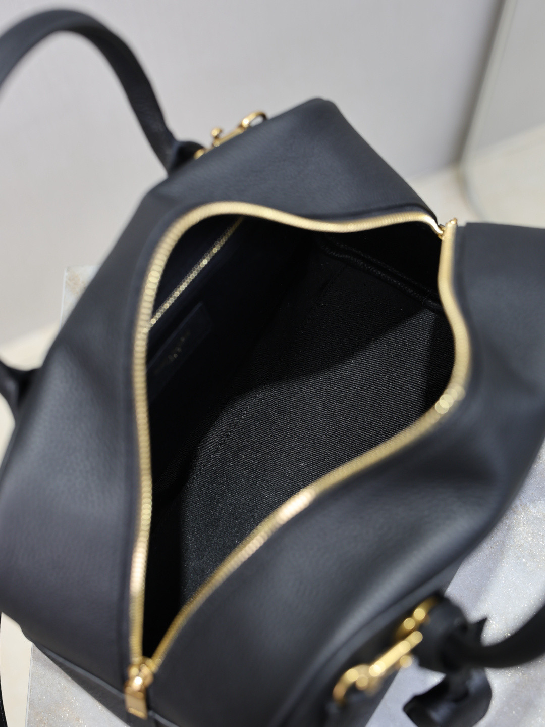 Y51 SAC DE JOUR Small Boston in Grained Leather 27x18x15cm